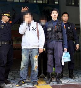 毒犯拒警開車衝撞 新北保大接力逮捕