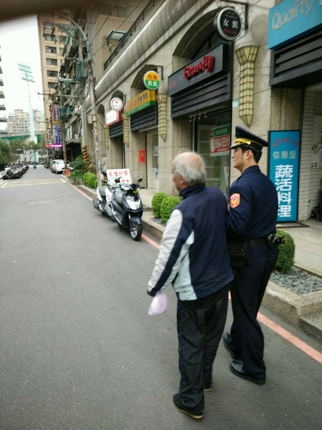 七旬翁天寒記錯址 暖警攙扶助返家