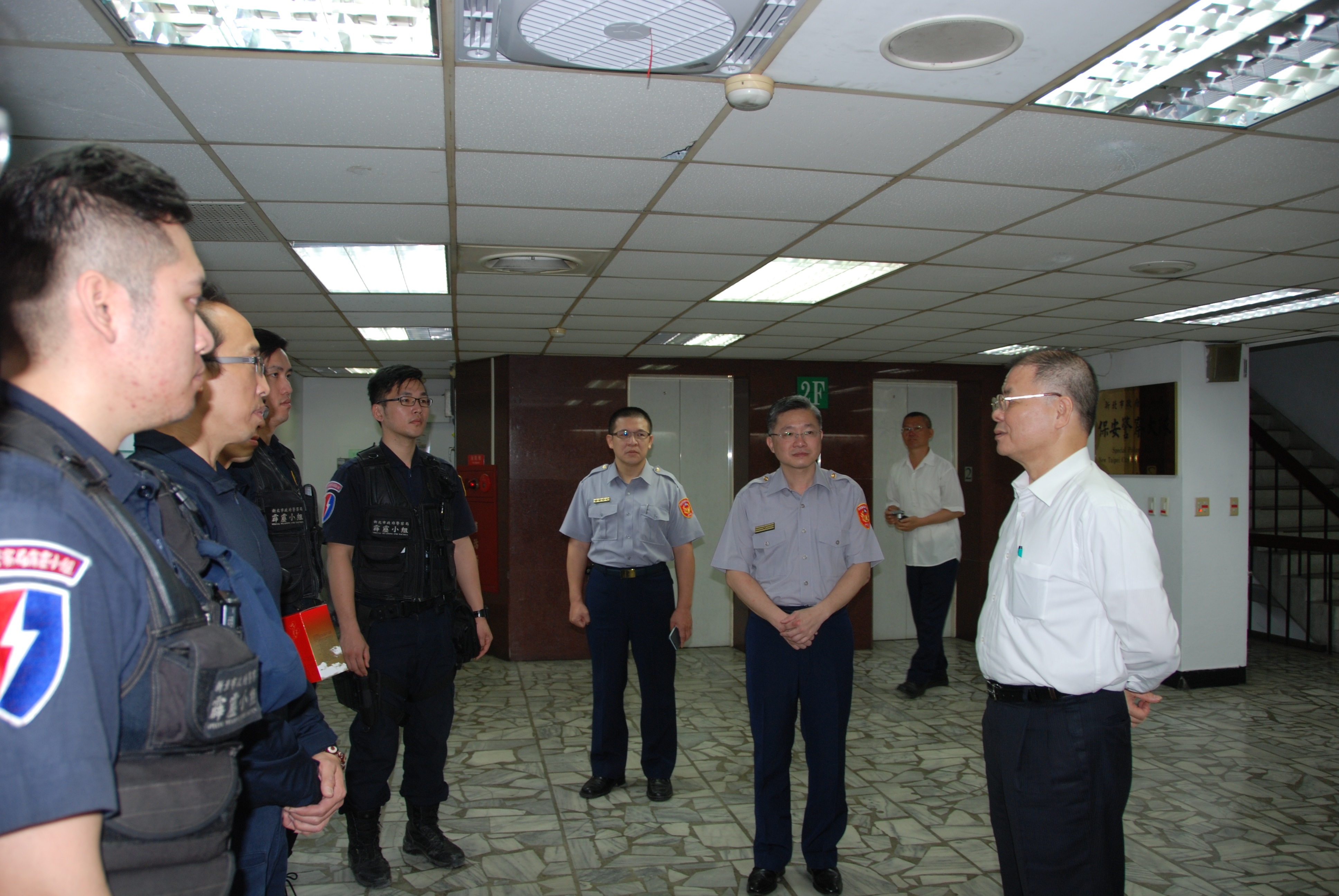 新北保大霹靂員警攻堅圍捕持手榴彈及槍枝嫌犯    局長胡木源親臨頒贈破案茶慰勉有功員警