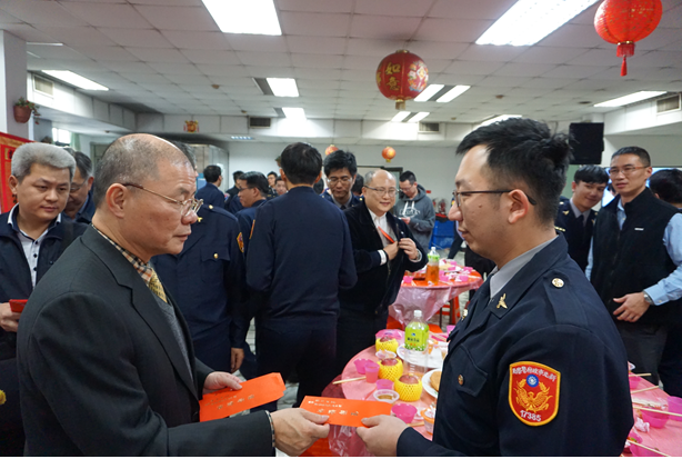 除夕局長與大家一起「圍爐」吃團圓飯