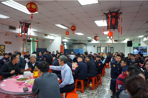 除夕局長與大家一起「圍爐」吃團圓飯