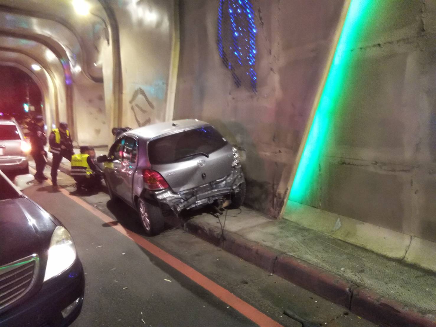 《霹靂警深夜守護治安  酒駕高速蛇行拒檢衝撞警車  遭上銬逮捕》