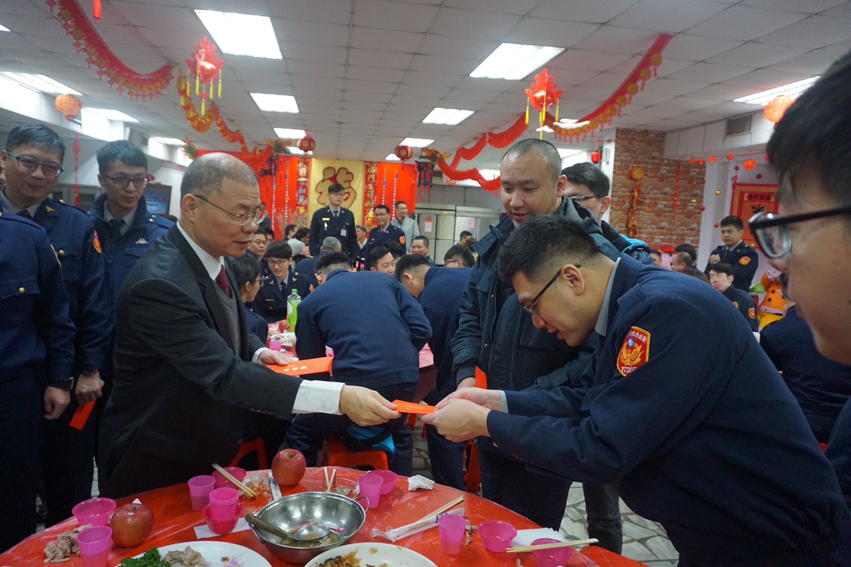 《金豬報喜！過新年！ 局長慰勞保大一同圍爐話家常》