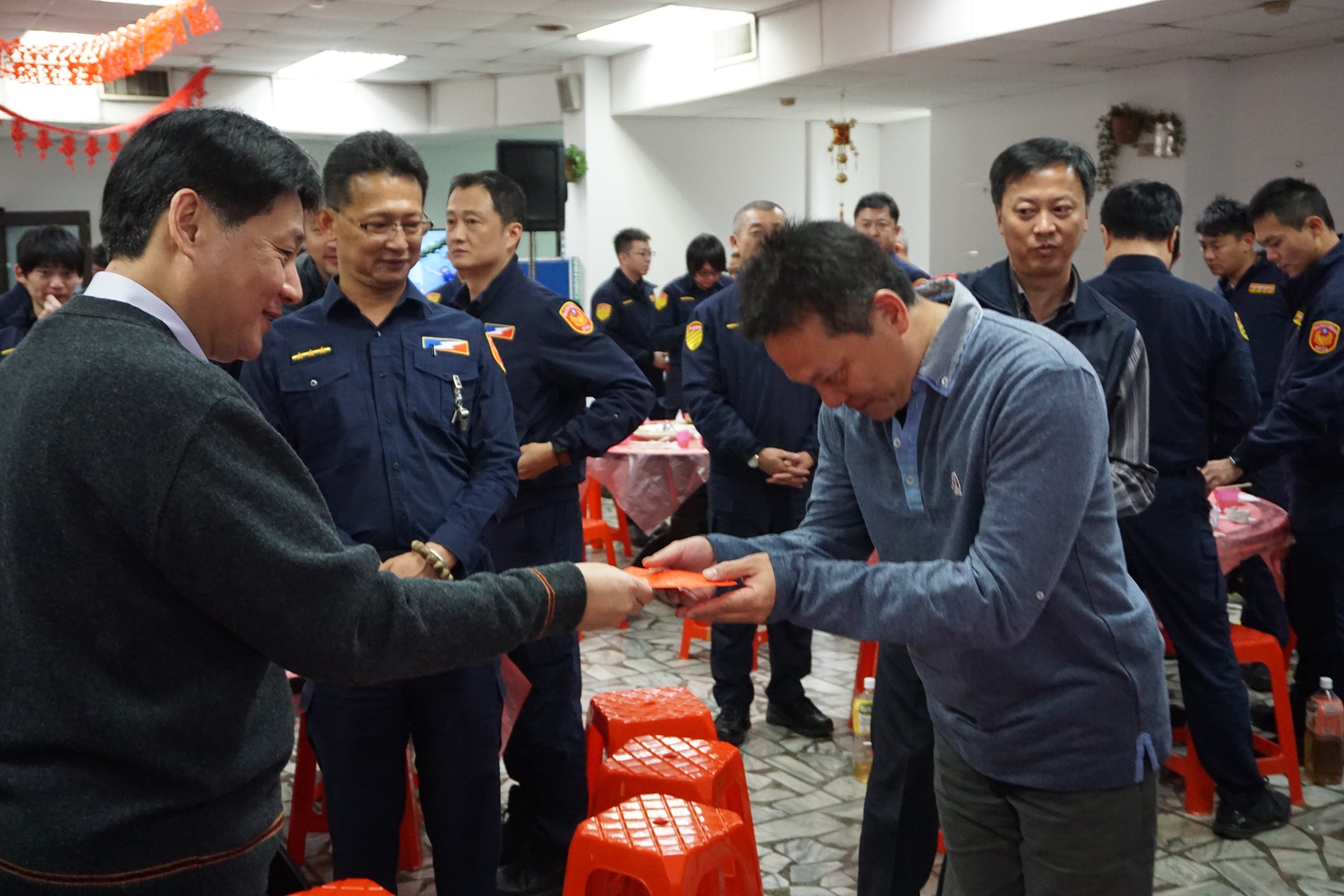 新北警察大家長蒞臨保大圍爐發紅包