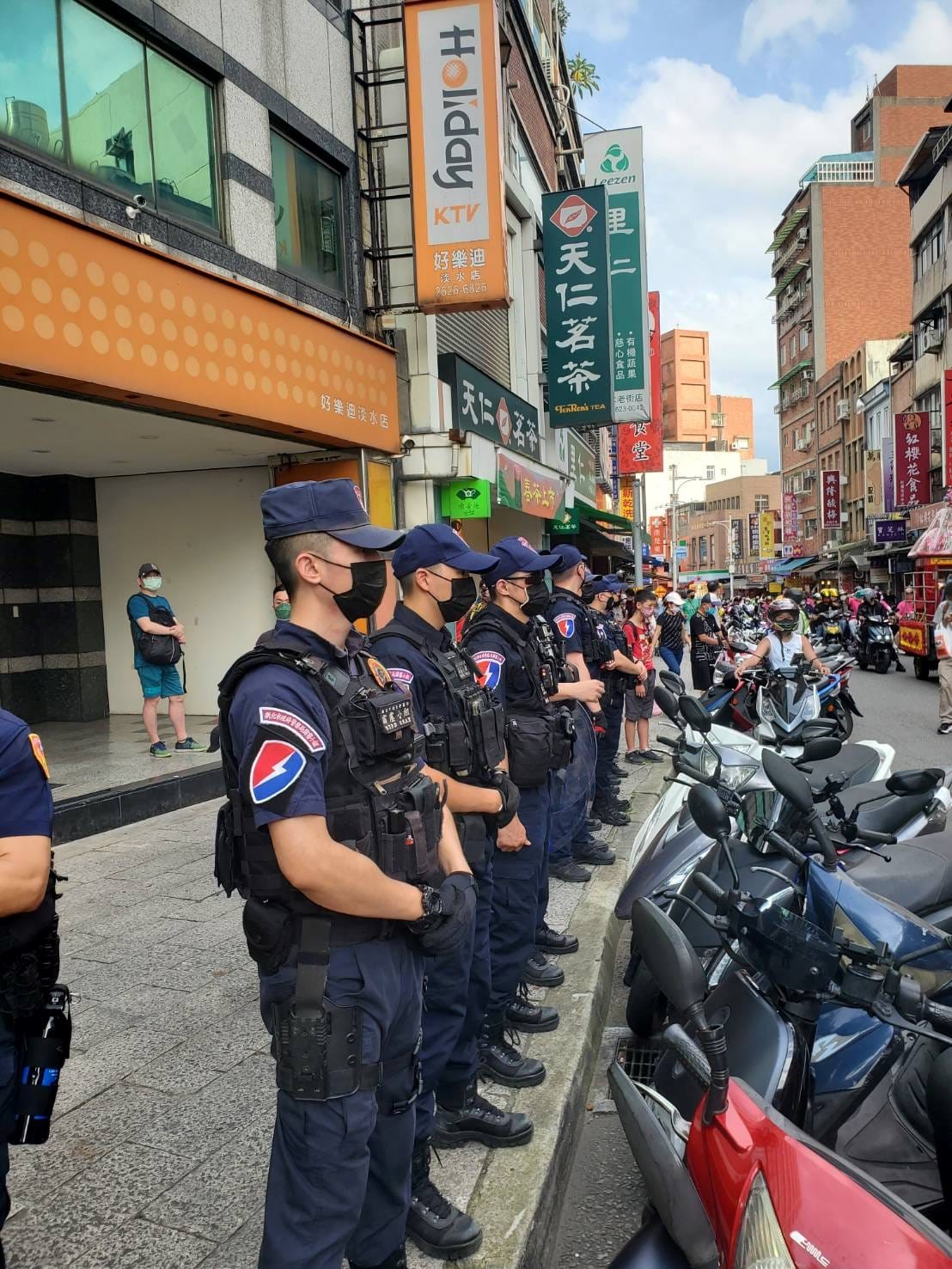 霹靂壓陣嚴正執法  展現團隊精神與強悍氣勢  民眾安心比讚