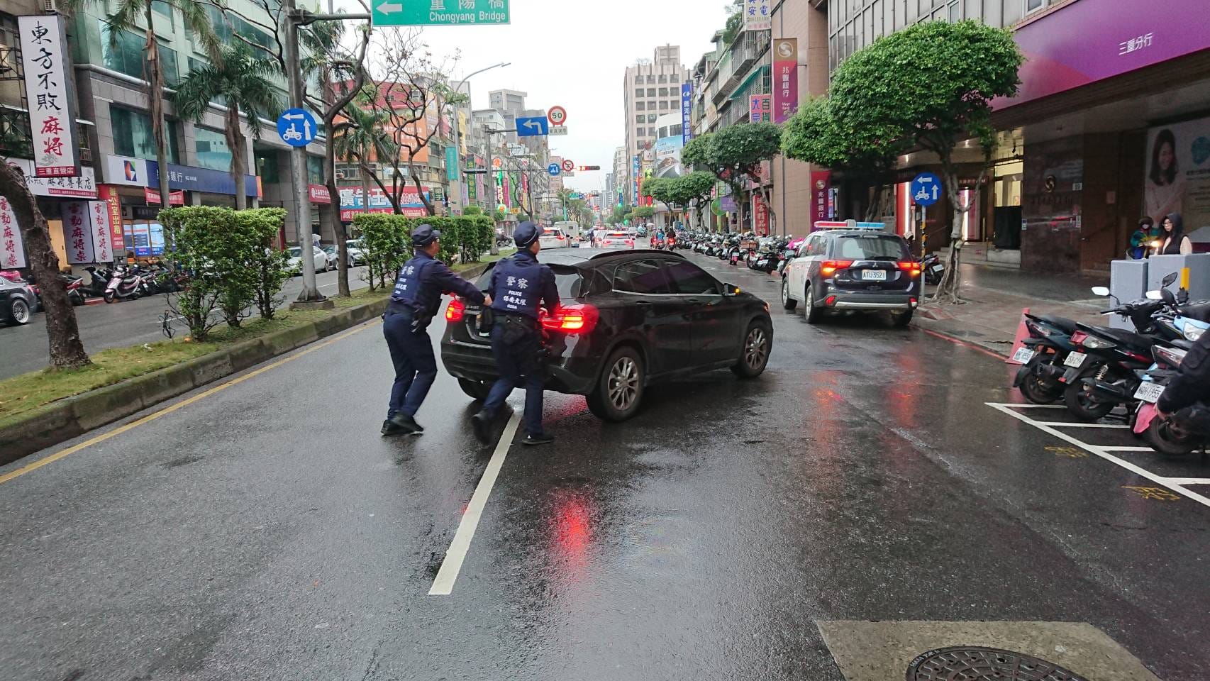 轎車開到沒油卡路中 #新北保大 警推車解圍