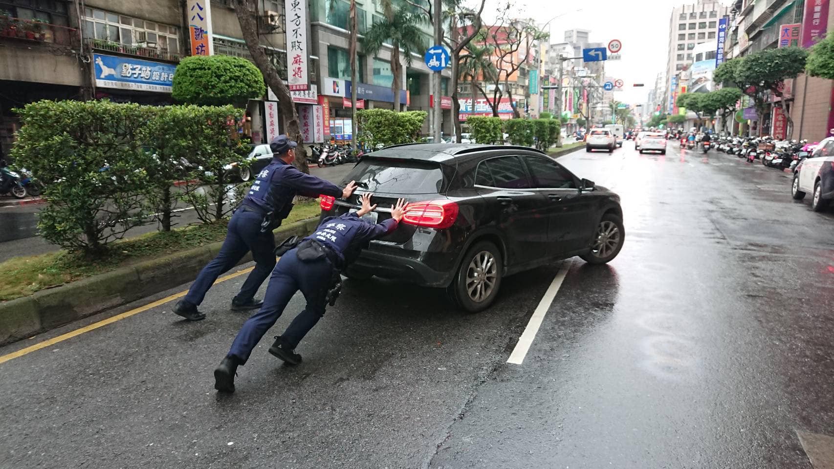 轎車開到沒油卡路中 #新北保大 警推車解圍