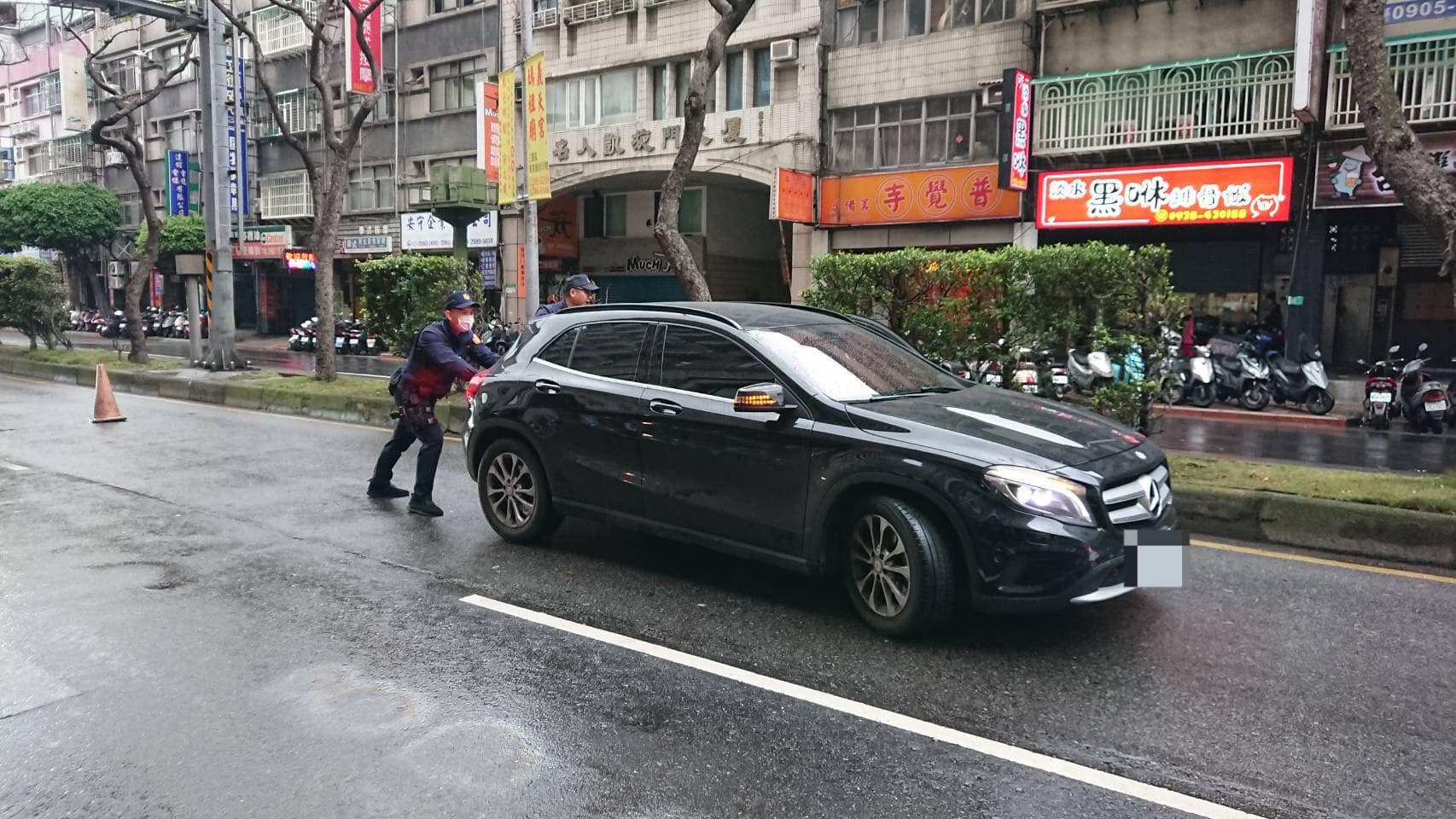 轎車開到沒油卡路中 #新北保大 警推車解圍