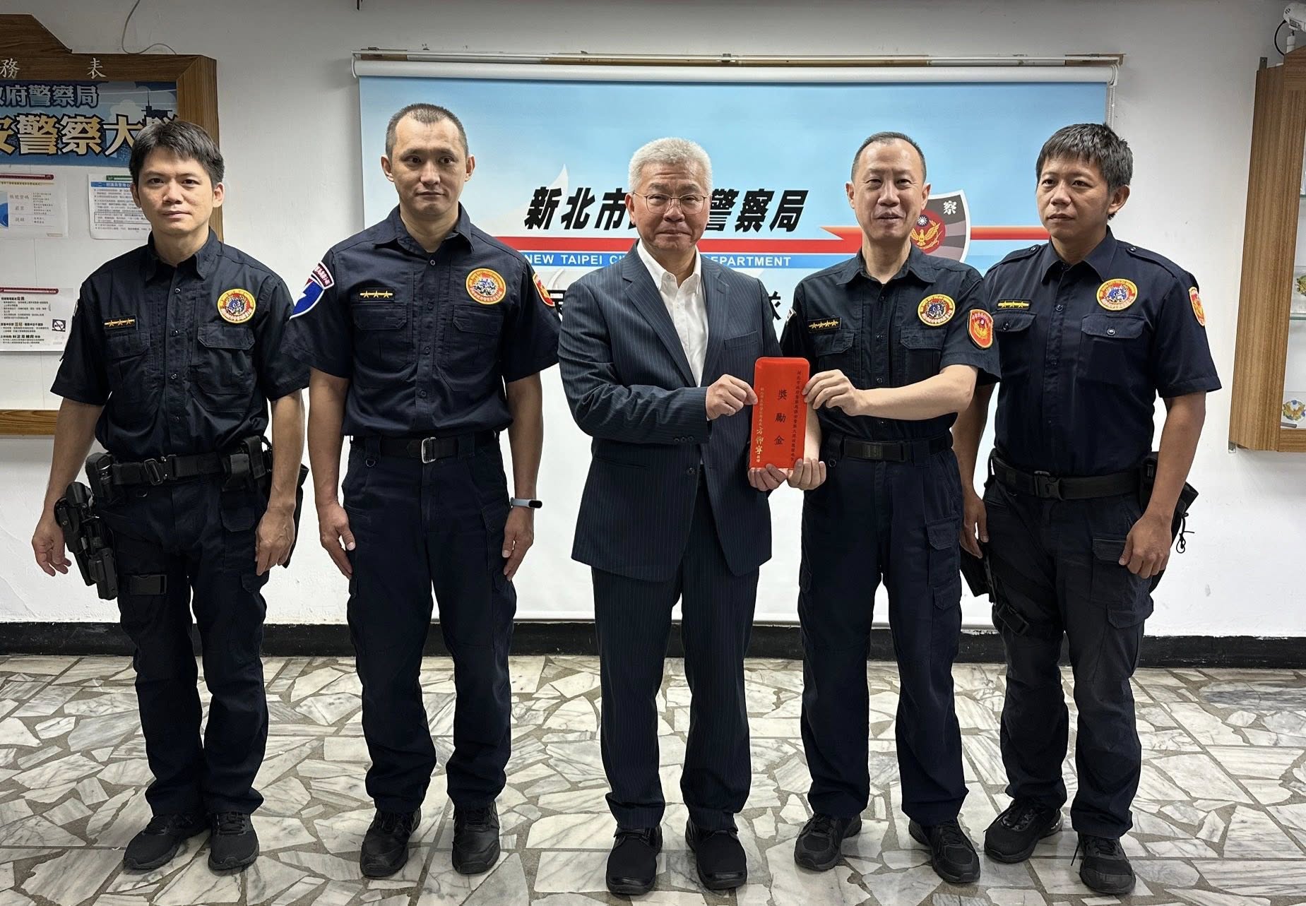 特警出擊 緝獲10公斤毒品、槍 局長親頒獎金