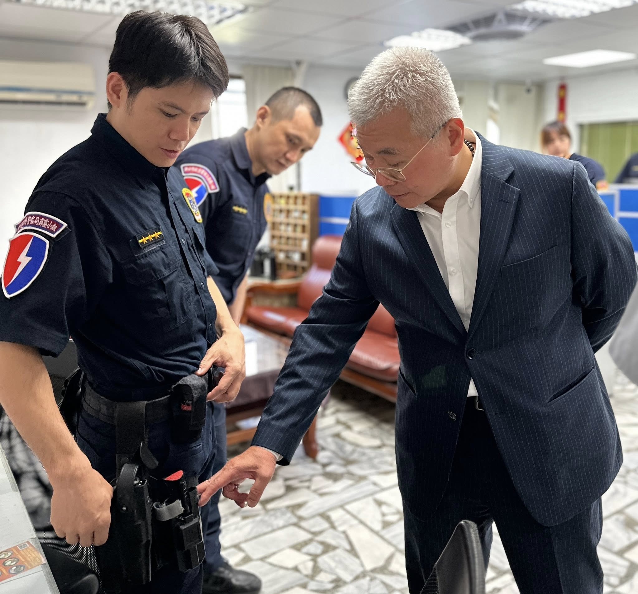 特警出擊 緝獲10公斤毒品、槍 局長親頒獎金