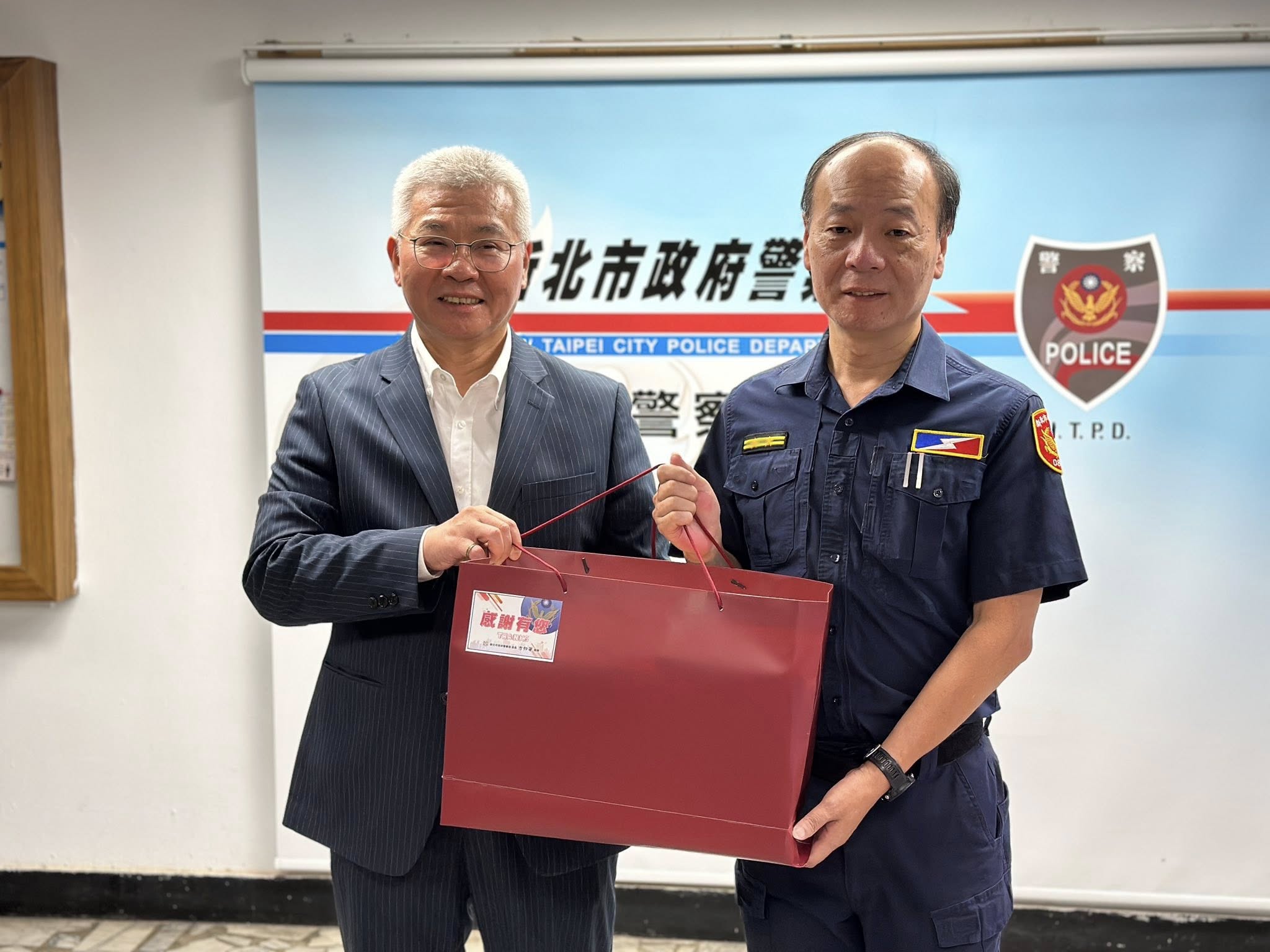 特警出擊 緝獲10公斤毒品、槍 局長親頒獎金